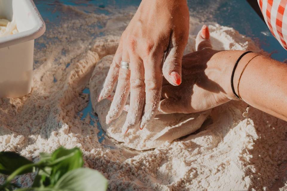 impasto_mano_con_farino