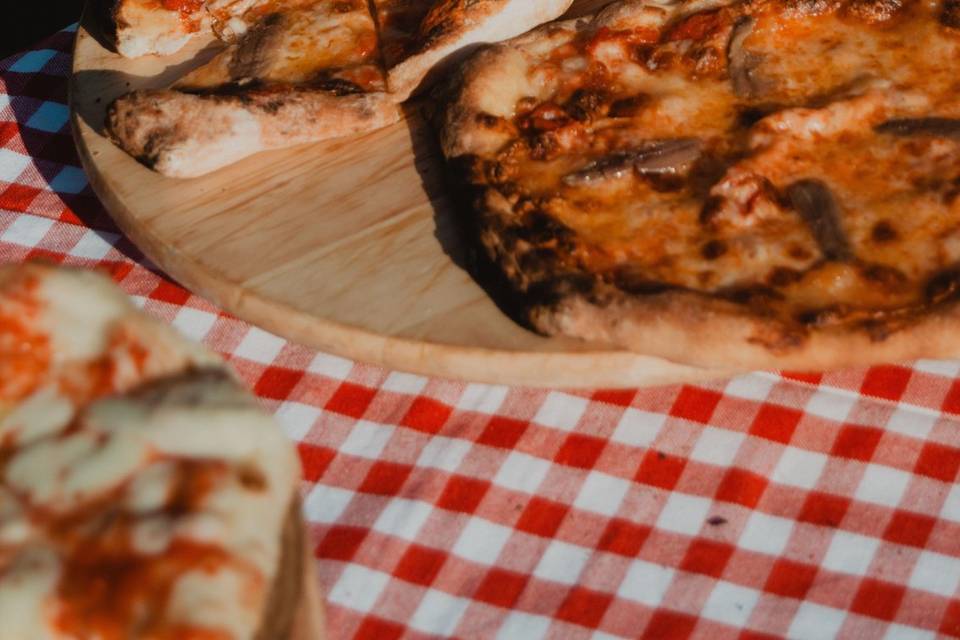 taglio_pizza_piatto_legno