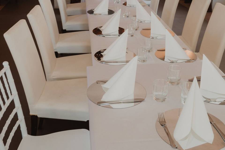 tavolo_apparecchiato_bianco_minimalista