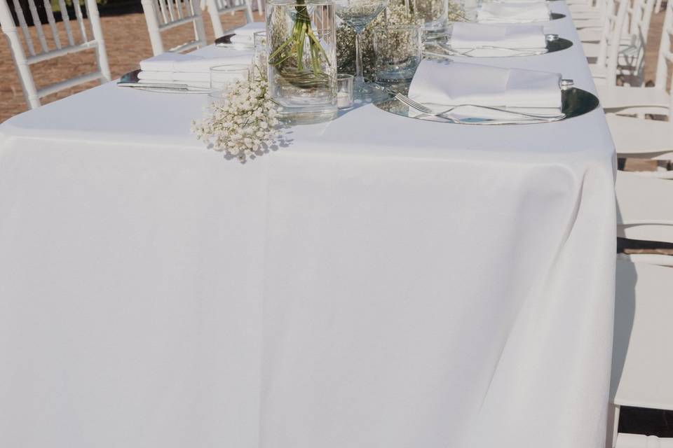 tavolo_lungo_decorato_fiori_bianchi