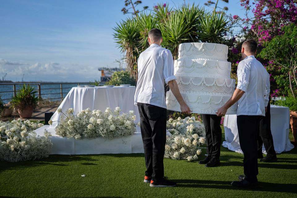 La torta viene assemblata