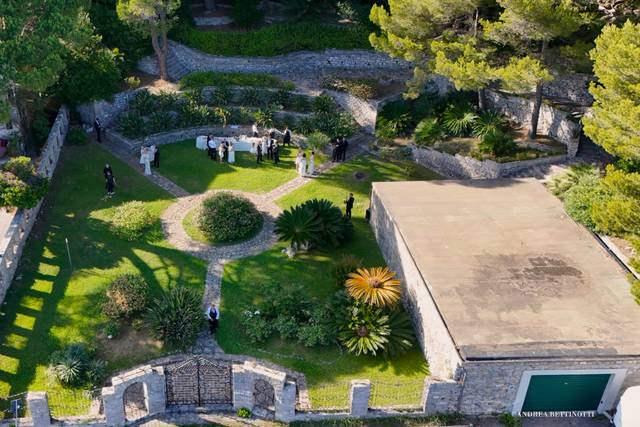 Sea-view garden with a welcome