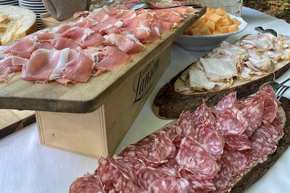 Allestimento buffet dei salumi