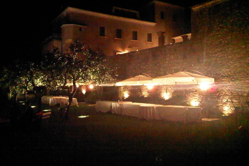 Buffet di sera sotto le antiche mura della masseria fortificata