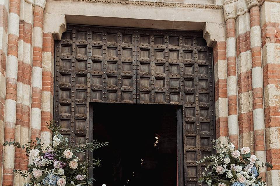 Esterno chiesa fiorito