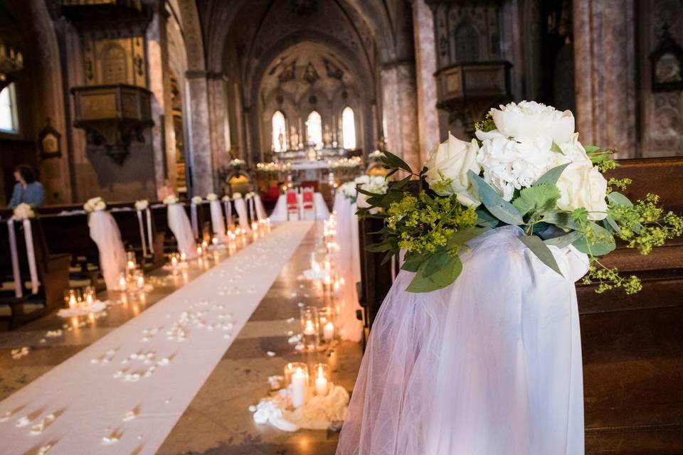 Banchi tulle e fiori matrimoni