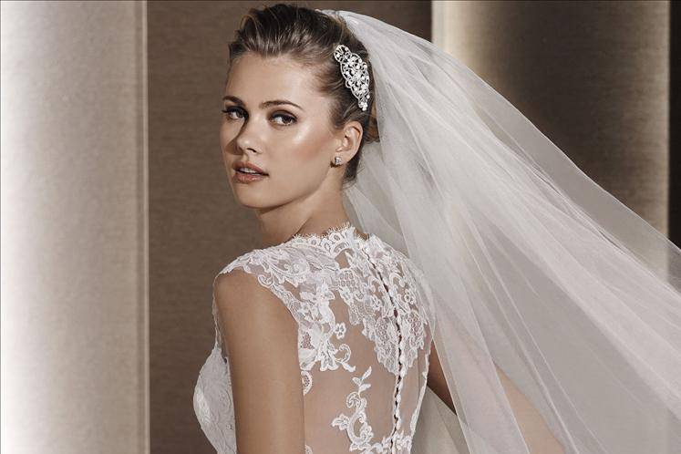 Abito sposa, schiena tatoo