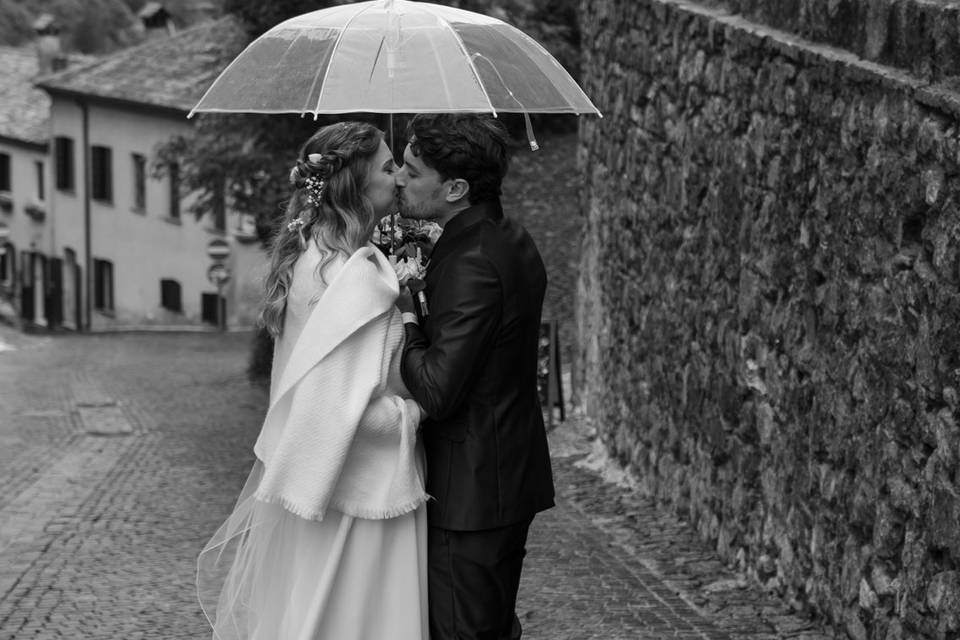 Bacio sotto la pioggia