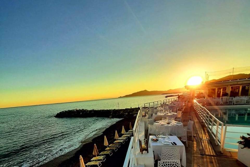 Bordo Piscina al Tramonto