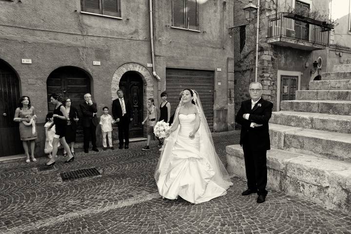 . Tutti in chiesa.