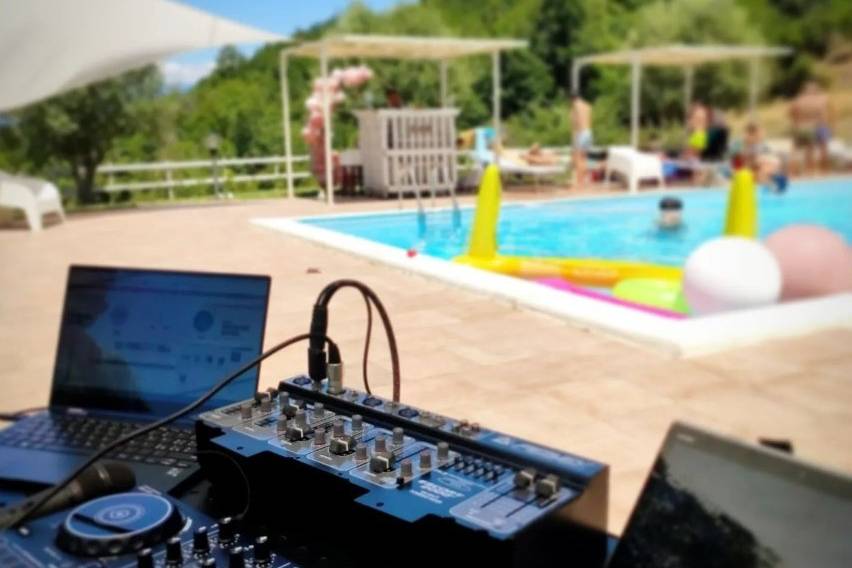 Pool party con DJ-set