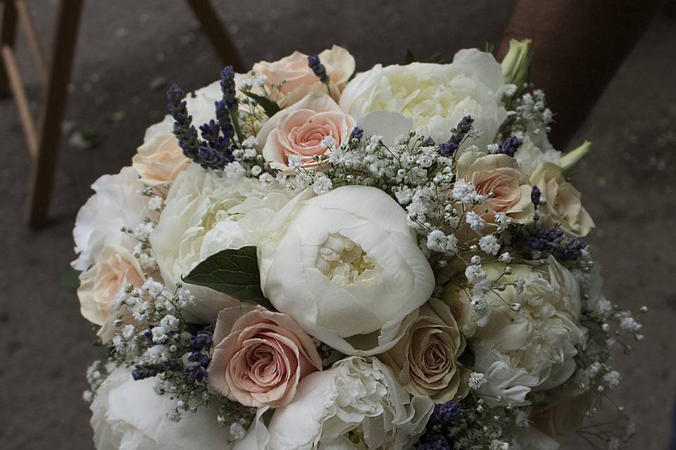 Bouquet peonia lavanda e rose