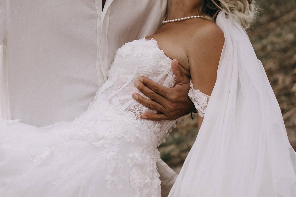 Sposa con orecchini LIEVES