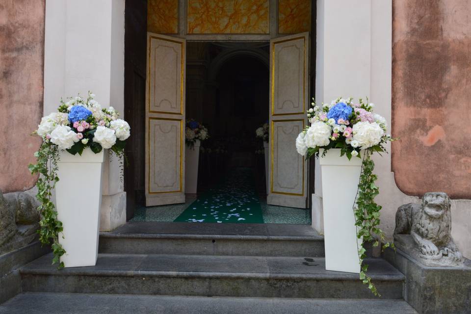 Composizion fuori la chiesa