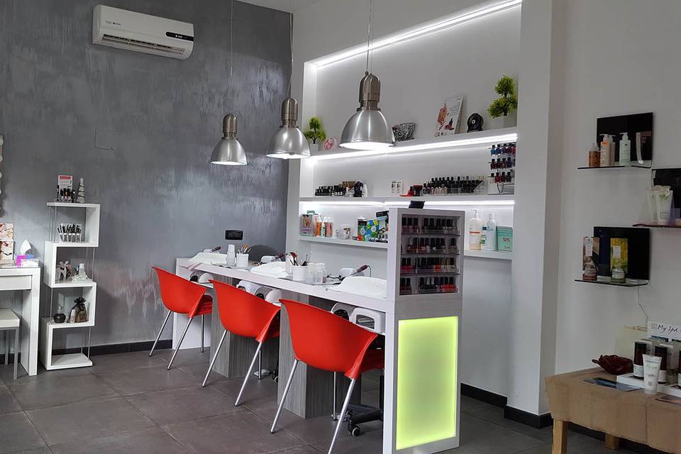 Area nails & make-up