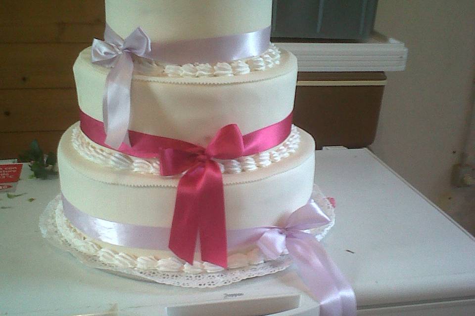 Wedding cake in fuxia e lilla