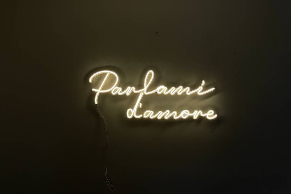 Scritta Parlami d'amore