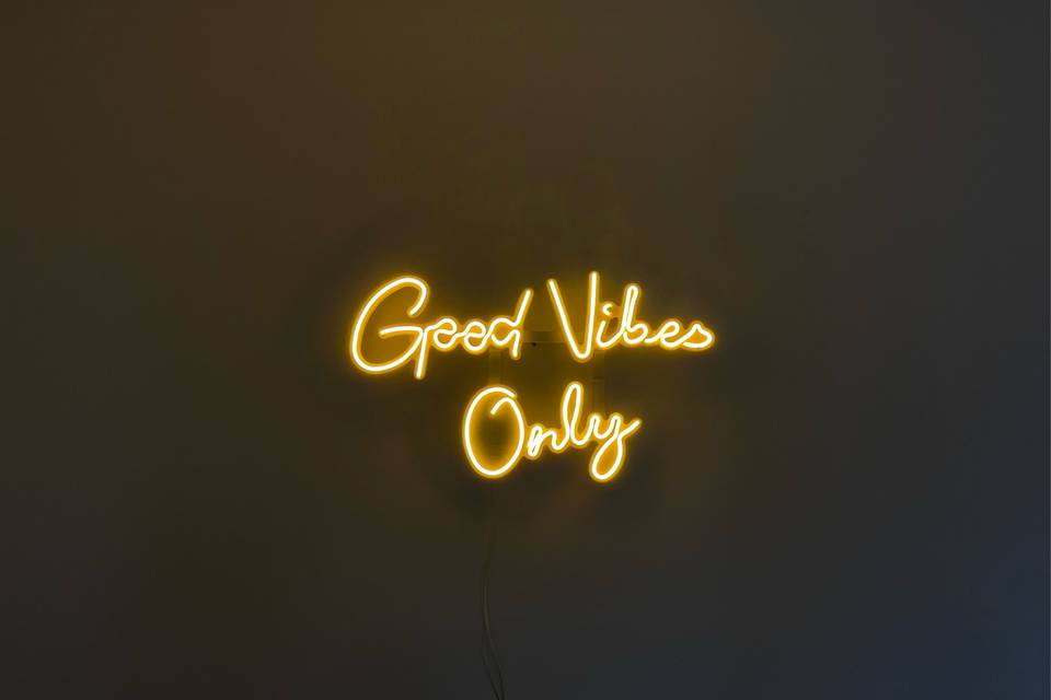 Scritta Good Vibes Only
