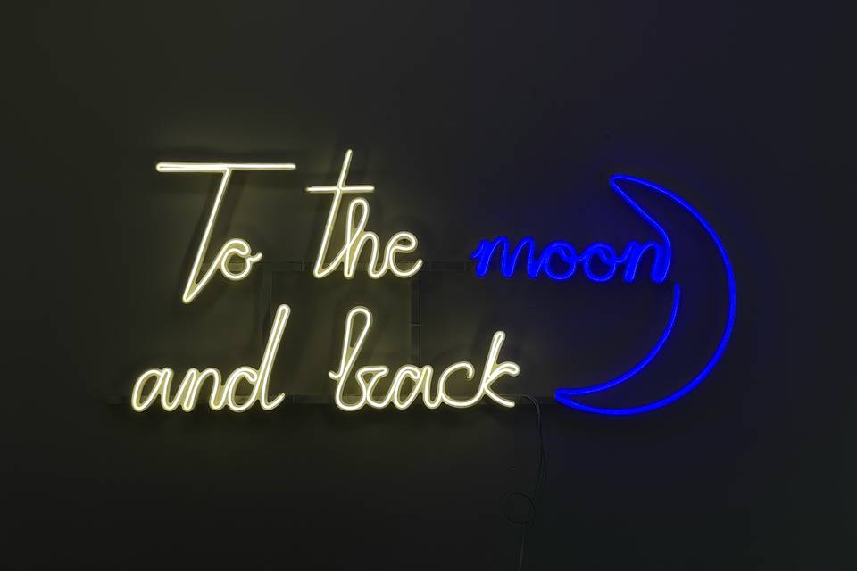 Scritta To the moon and Back