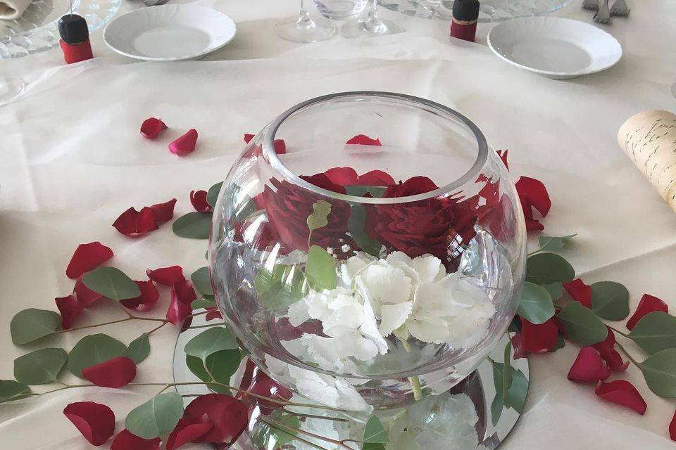 Ampolla e petali di rose