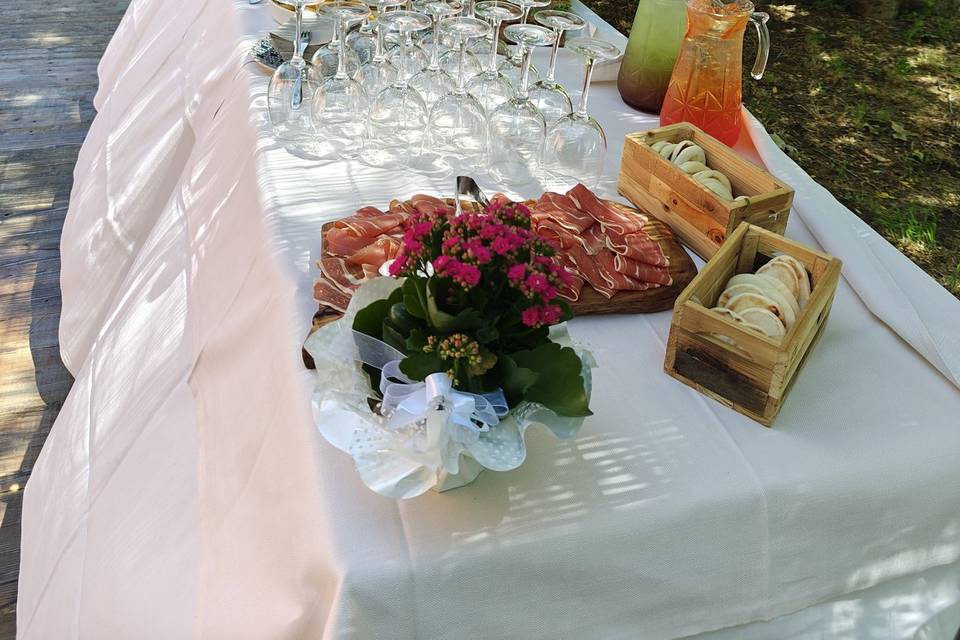 Buffet sotto il gazebo