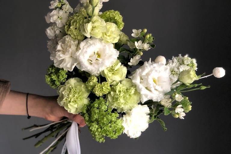 Bouquet asimmetrico sposa