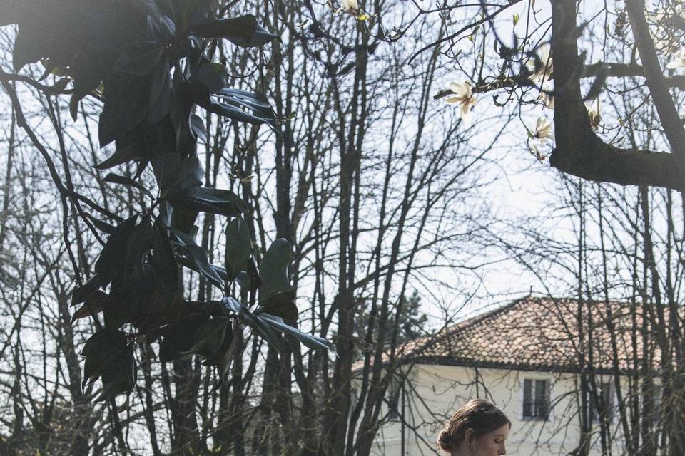 Sposa con bouquet moderno