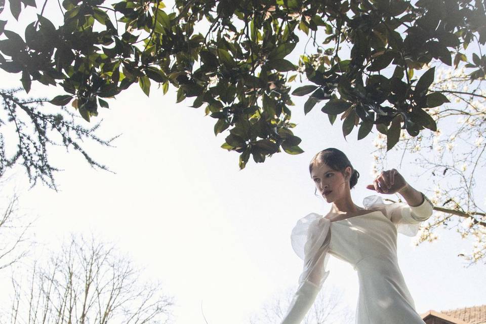 Sposa con bouquet moderno