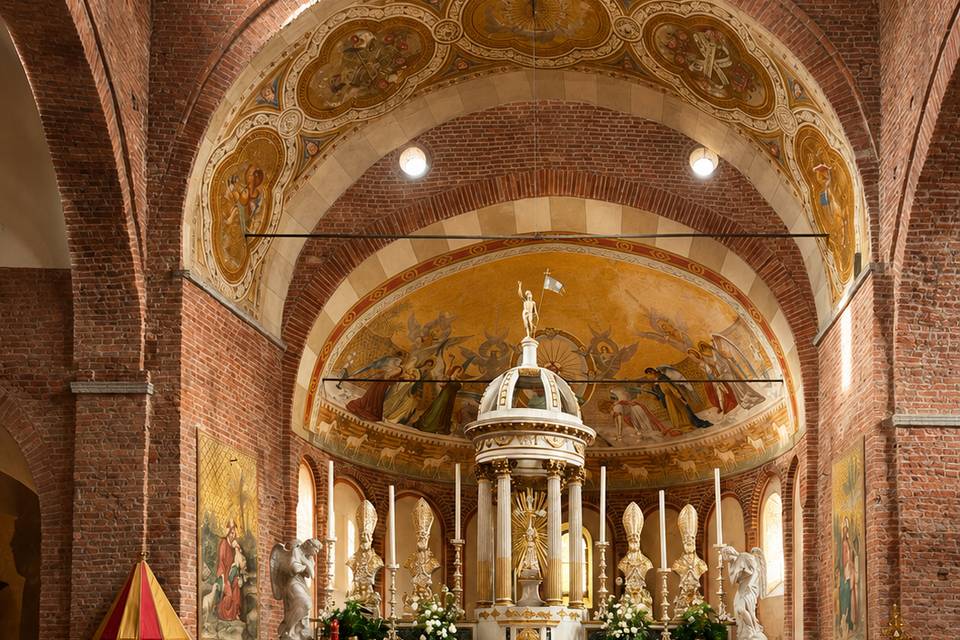 Allestimento chiesa con fiori