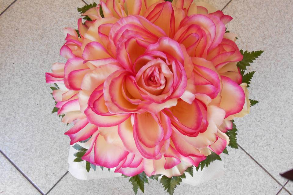 Bouquet con petali di rosa
