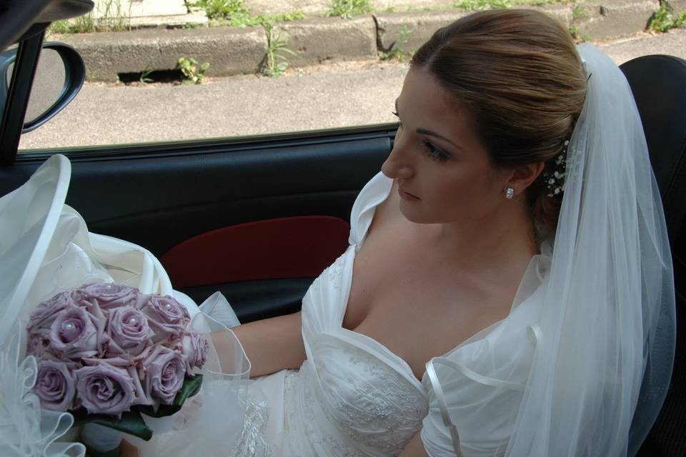 Sposa in auto verso il rito