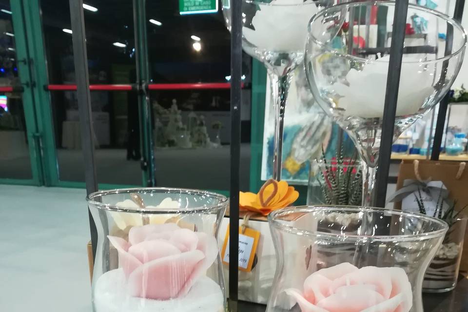 Bouquet e vasi con rosellina