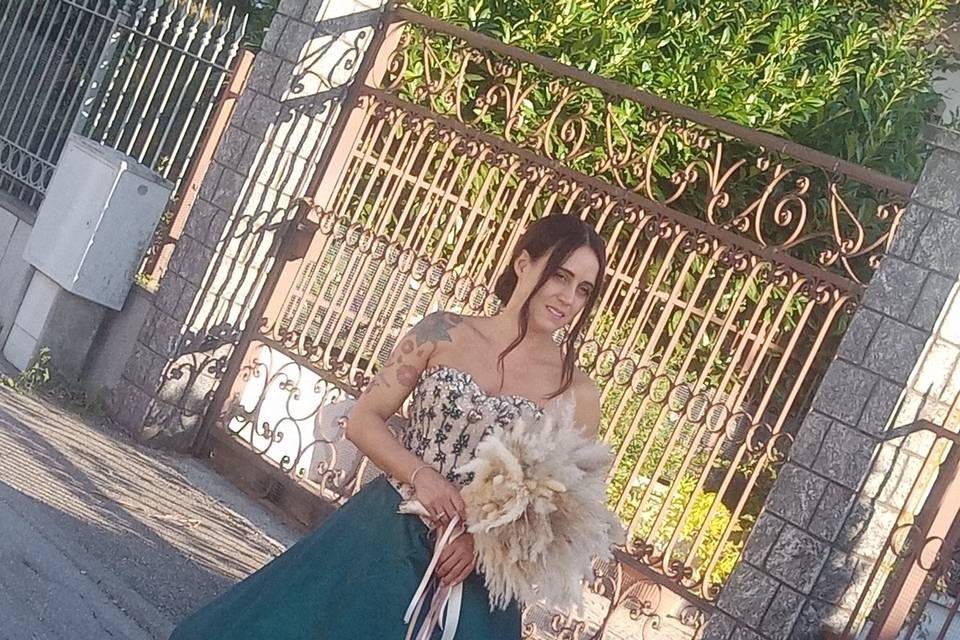 Sposa con bouquet di Pampas