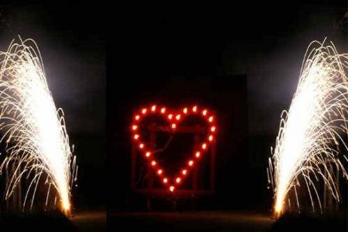 Cuore pirotecnico con fontane