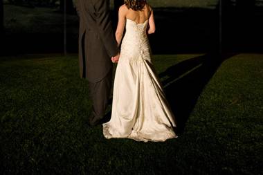 Sposi con scritta luminosa