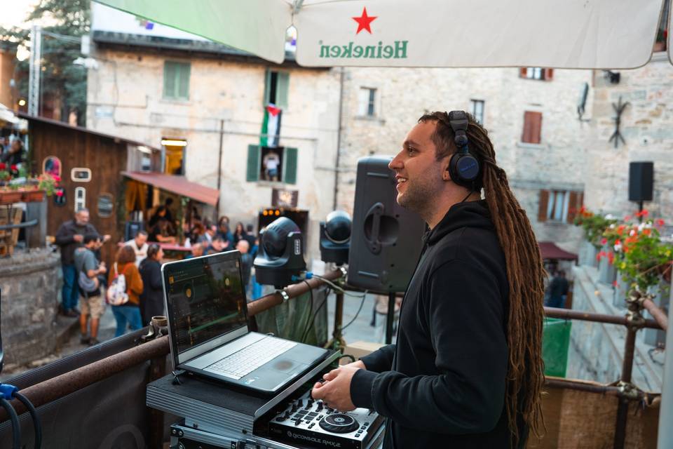 FOCUS_ DJ COMPUTER FOTO   LATERALE SINISTRA_ DJ SORRIDENTE  FOTO FRONTALE LONTANA_ DJ