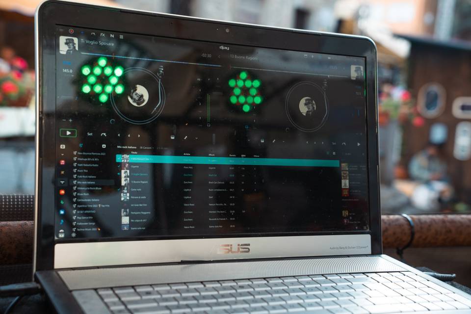 FOCUS_ DJ COMPUTER