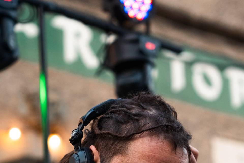 FOTO VERTICALE DA VICINO_ DJ