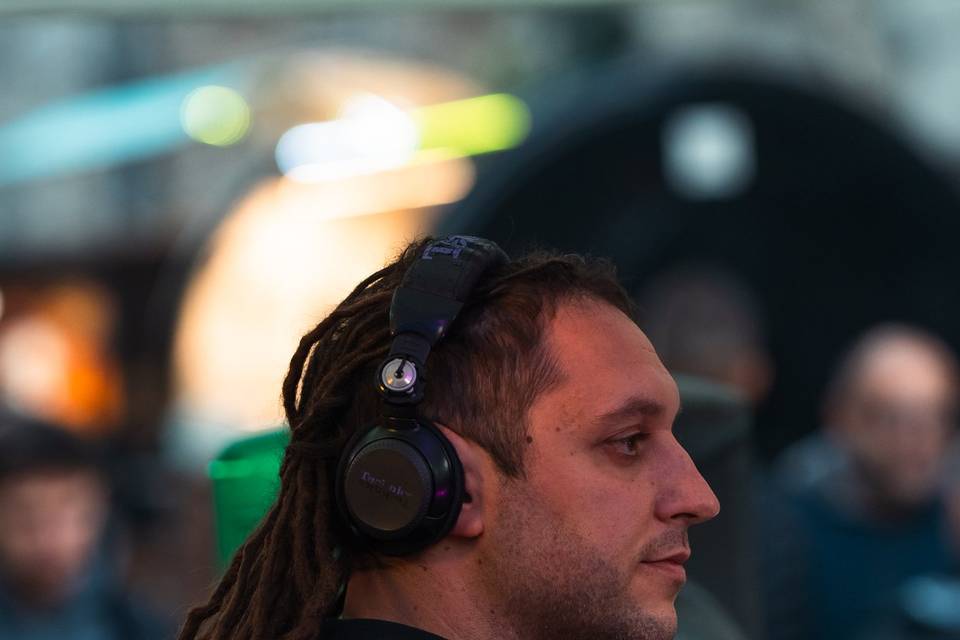 FOTO VERTICALE LATERALE _ DJ