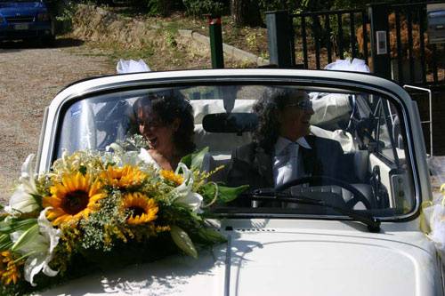 Sposi su auto d'epoca
