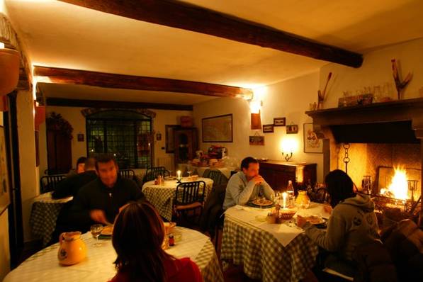 Sala da pranzo con camino