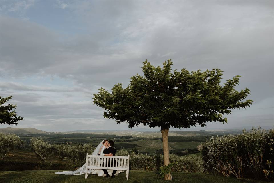 Tender kiss in chianti landsca