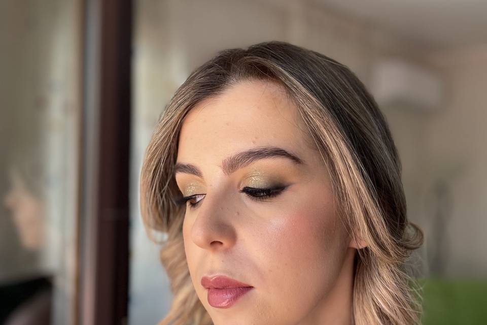 Green glam make-up
