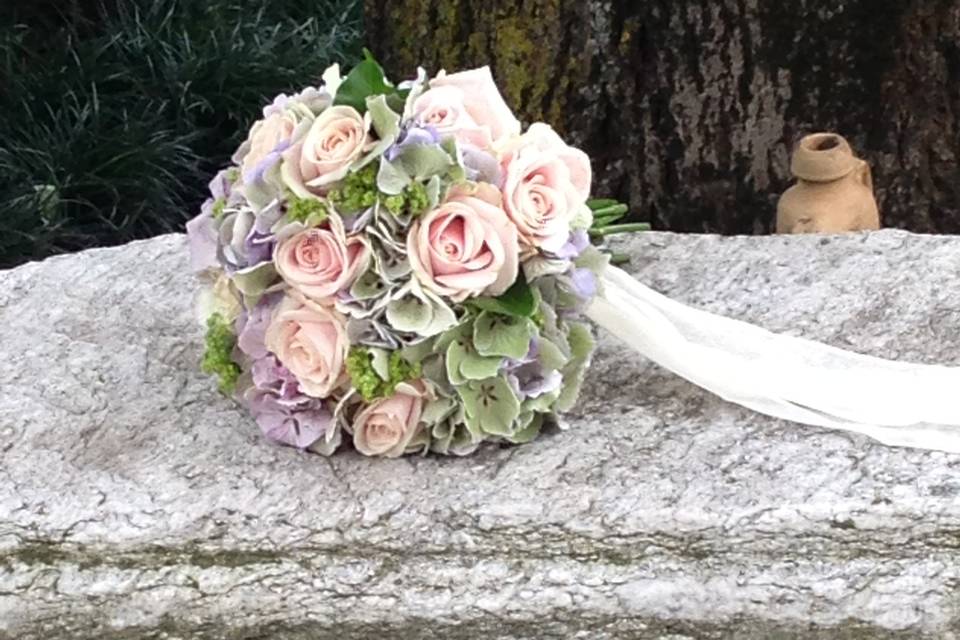 Bouquet di rose e ortensie