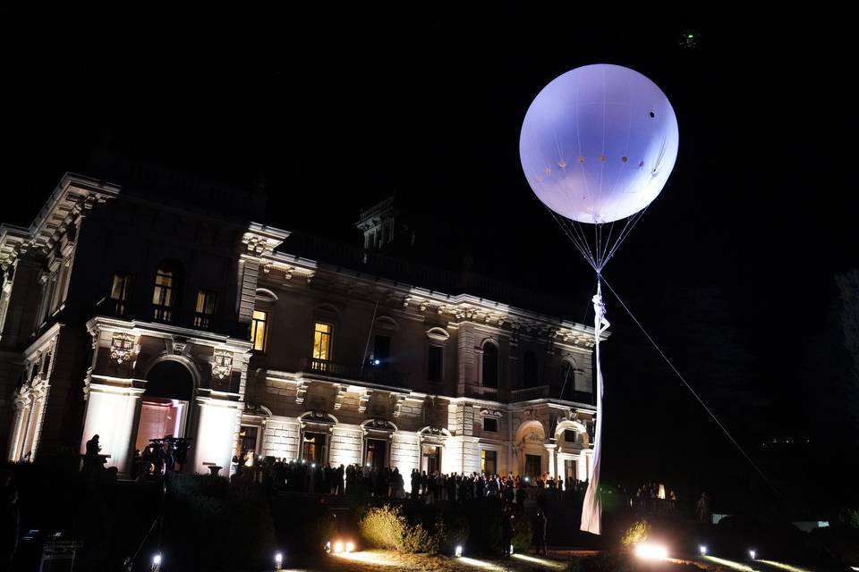 Balloon dancer