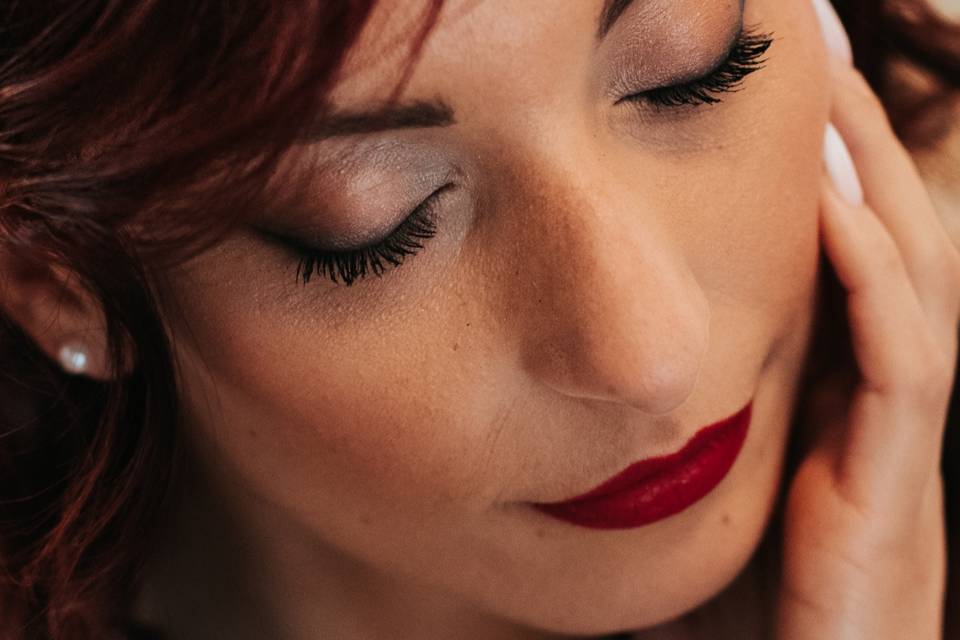 Rossetto rossa per la sposa