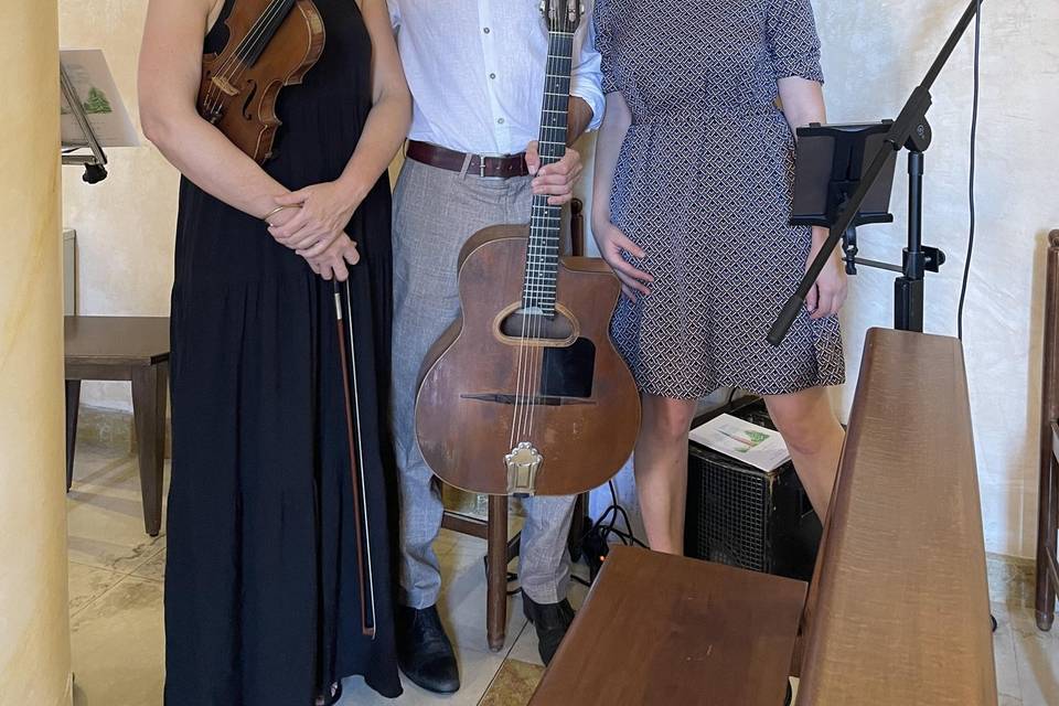 Trio cerimonia religiosa
