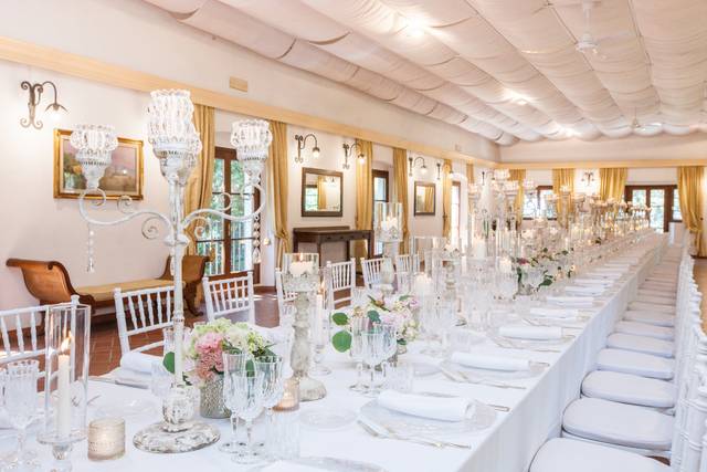 Un lungo tavolo:sala Rachele