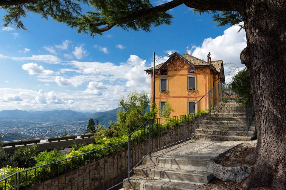 Vista dell'albergo dal parco