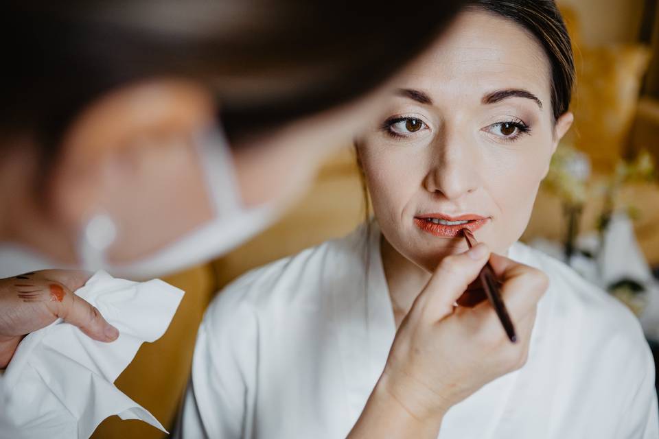 Ultimi ritocchi per la sposa